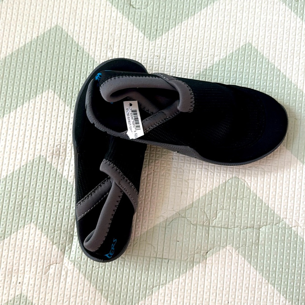 Rafters water shoes black size 11 NEW